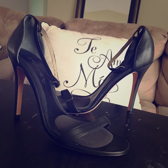 Alexander McQueen Shoes - 👠🖤 Black Alexander McQueen Heels